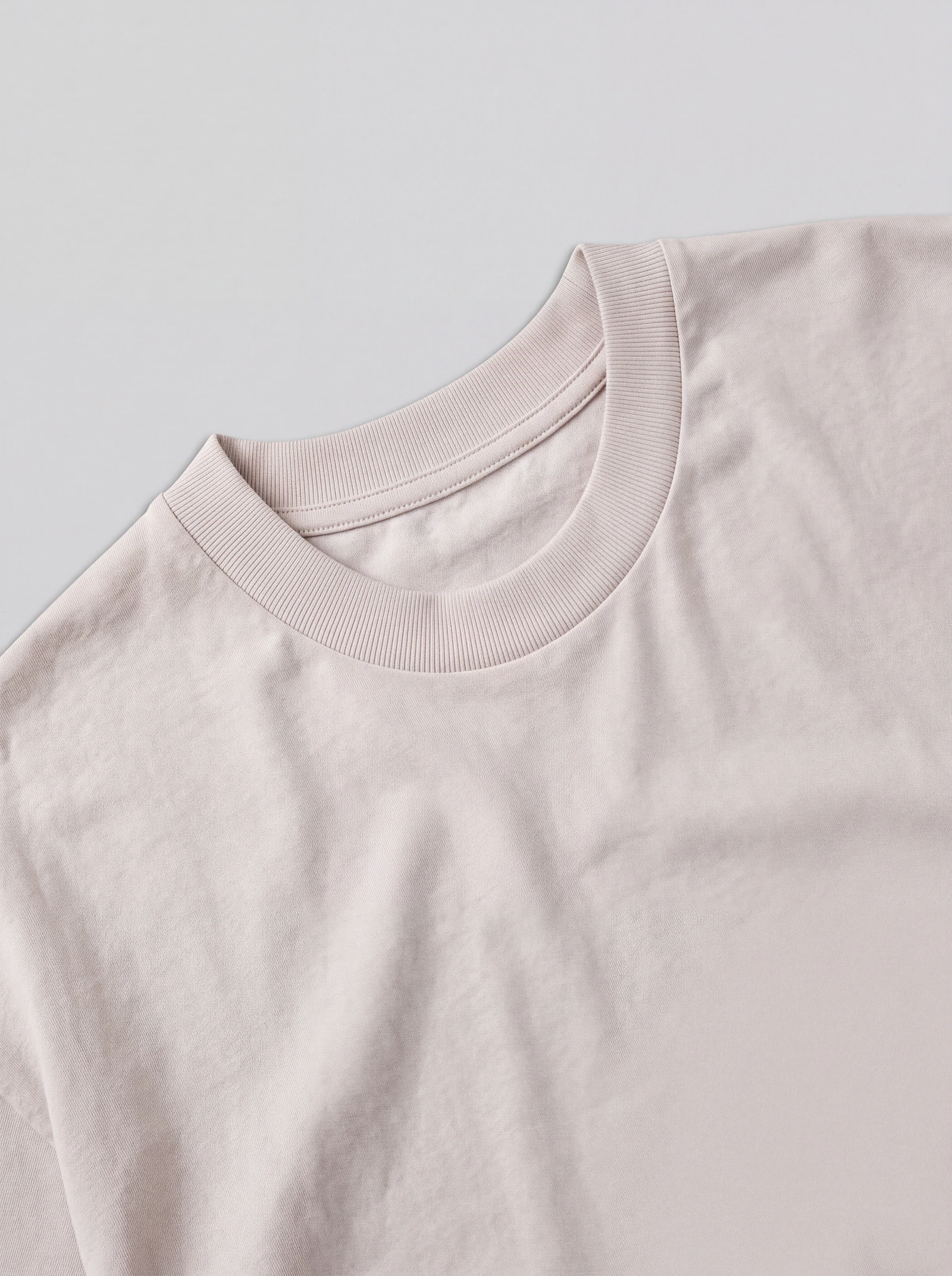 Camiseta Oversize Beige Silver — detalle: cuello