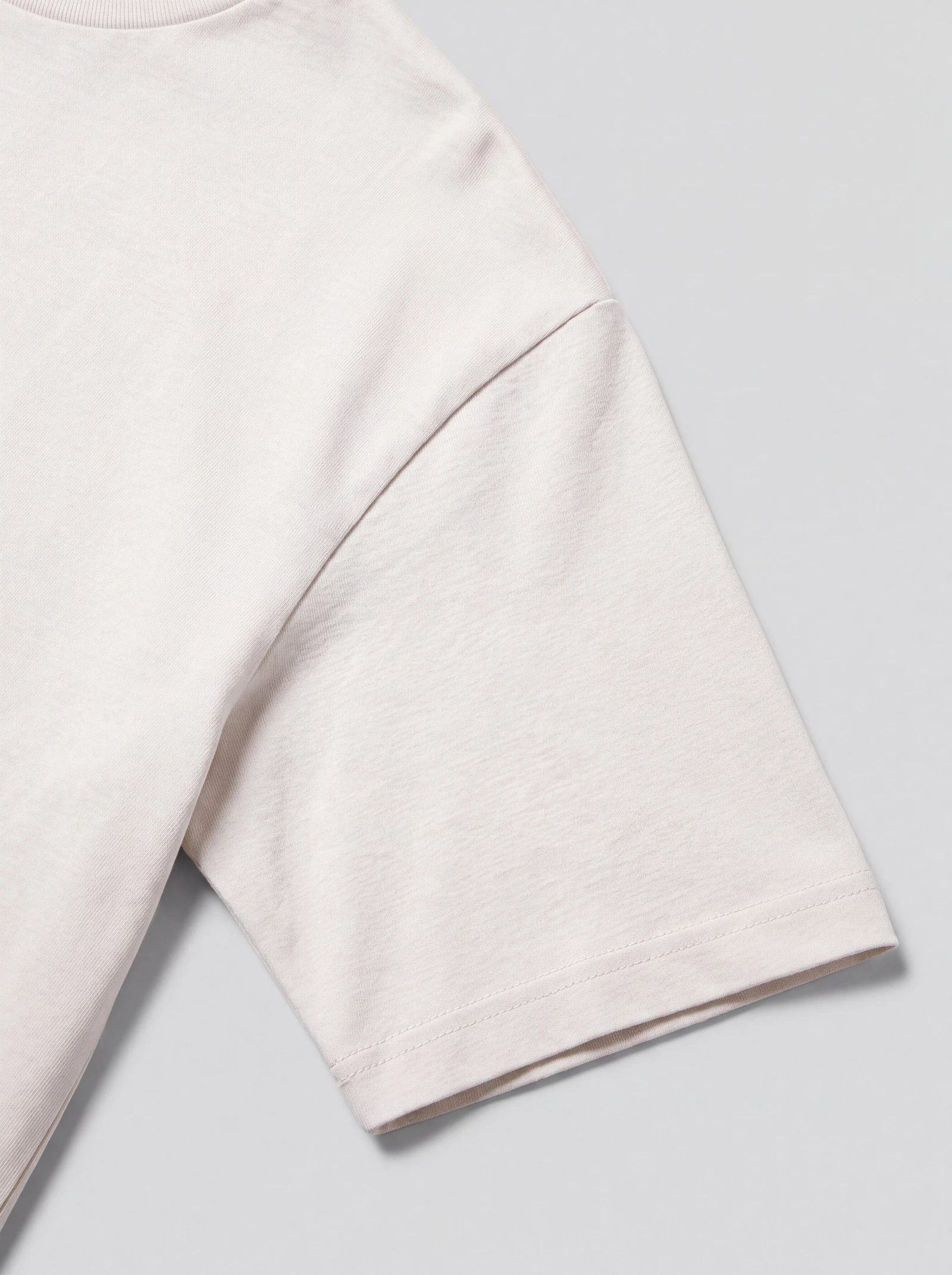 Camiseta Oversize Beige Silver — detalle: manga