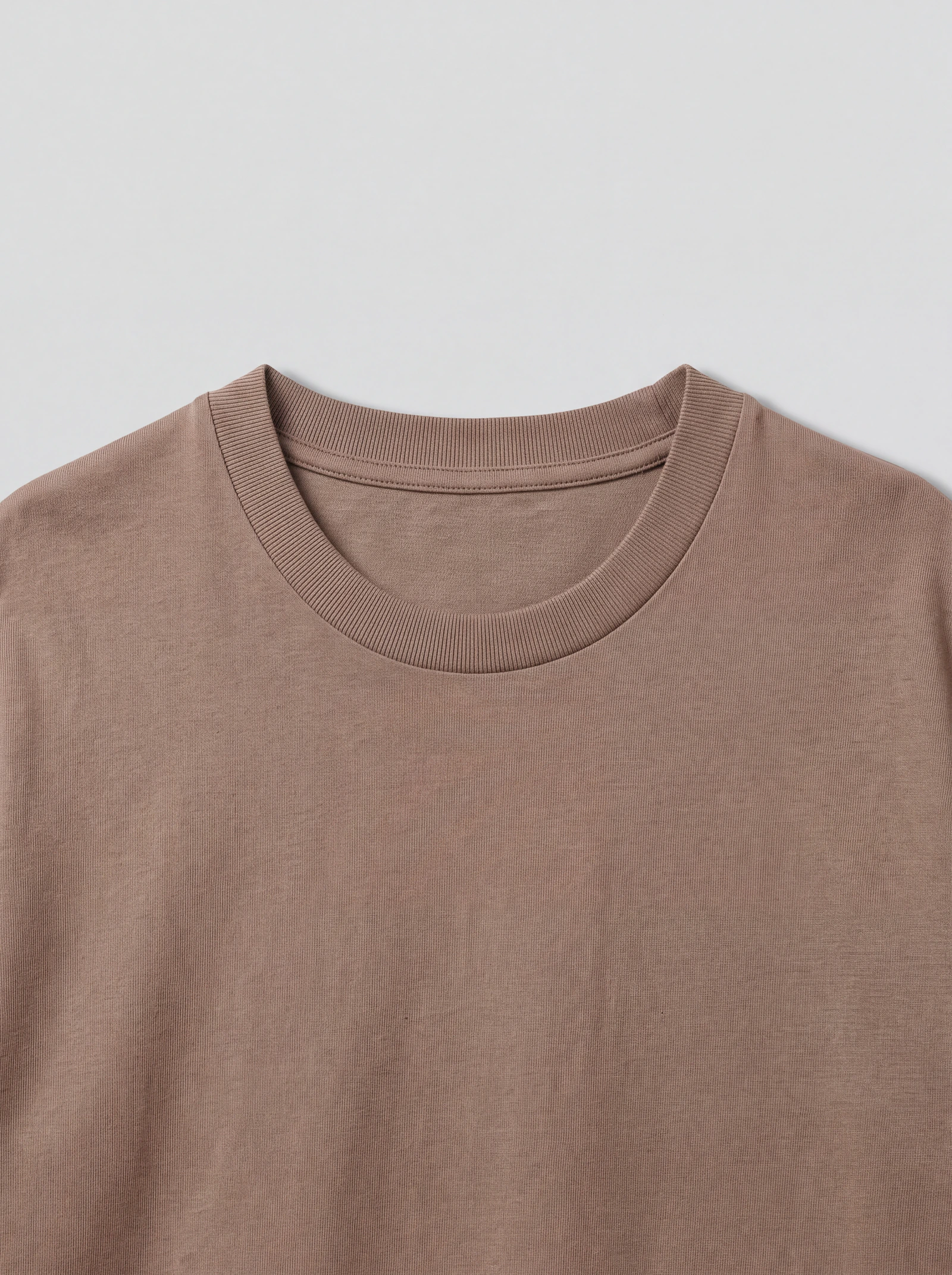 Camiseta Oversize Café Sólido — detalle: cuello
