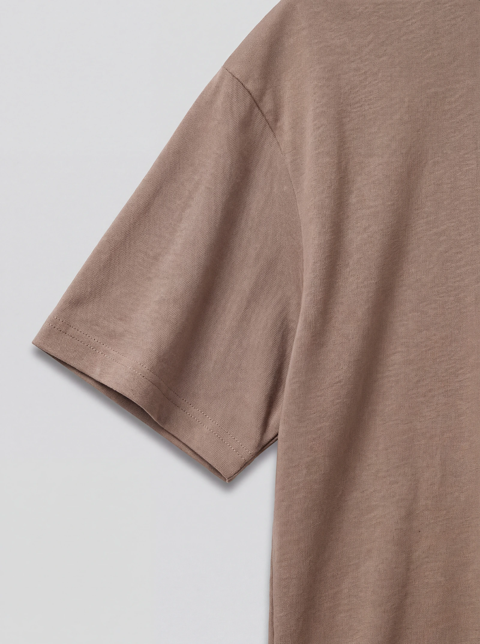 Camiseta Oversize Café Sólido — detalle: manga