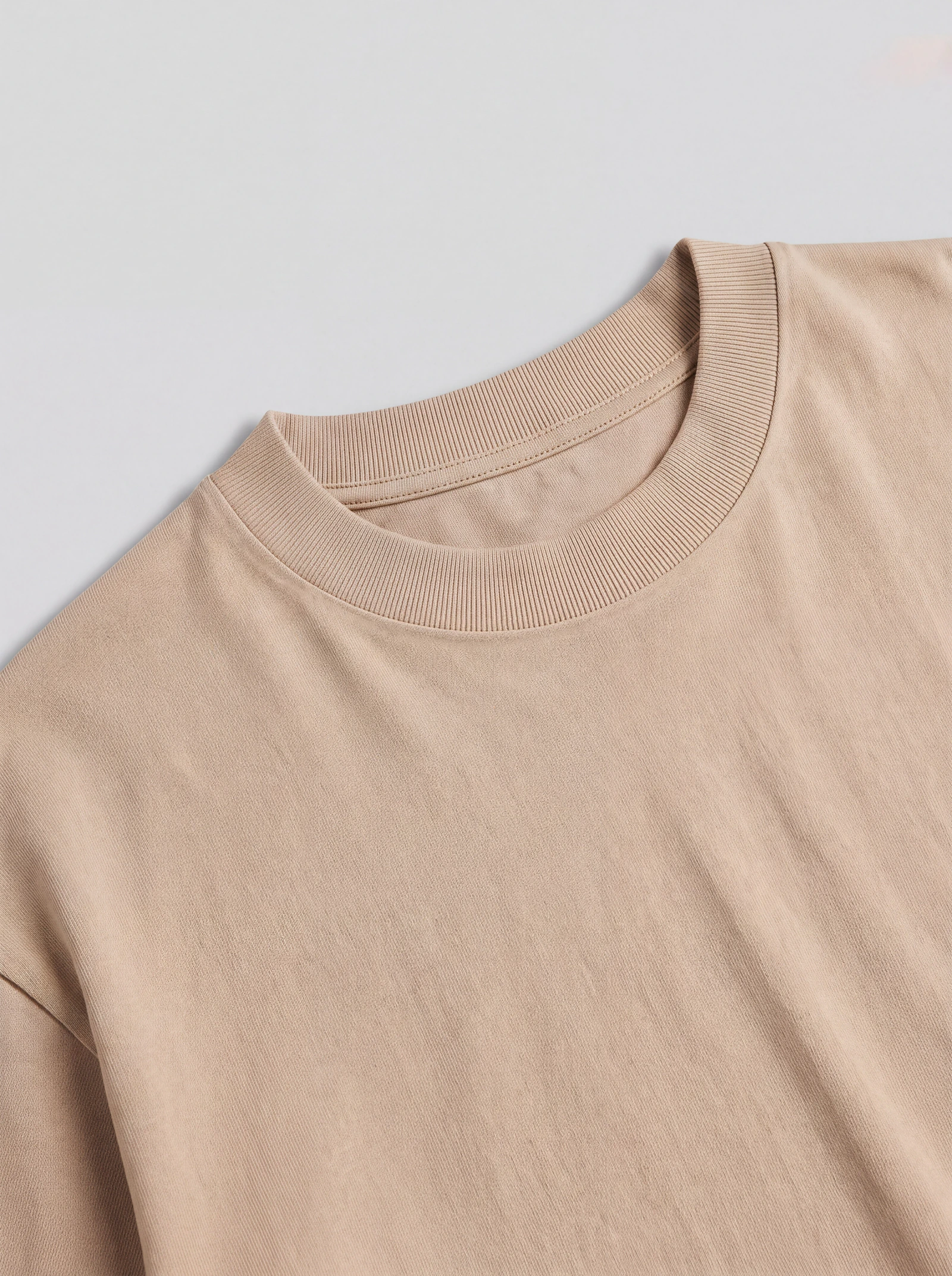 Camiseta Oversize Crema Oscuro — detalle: cuello