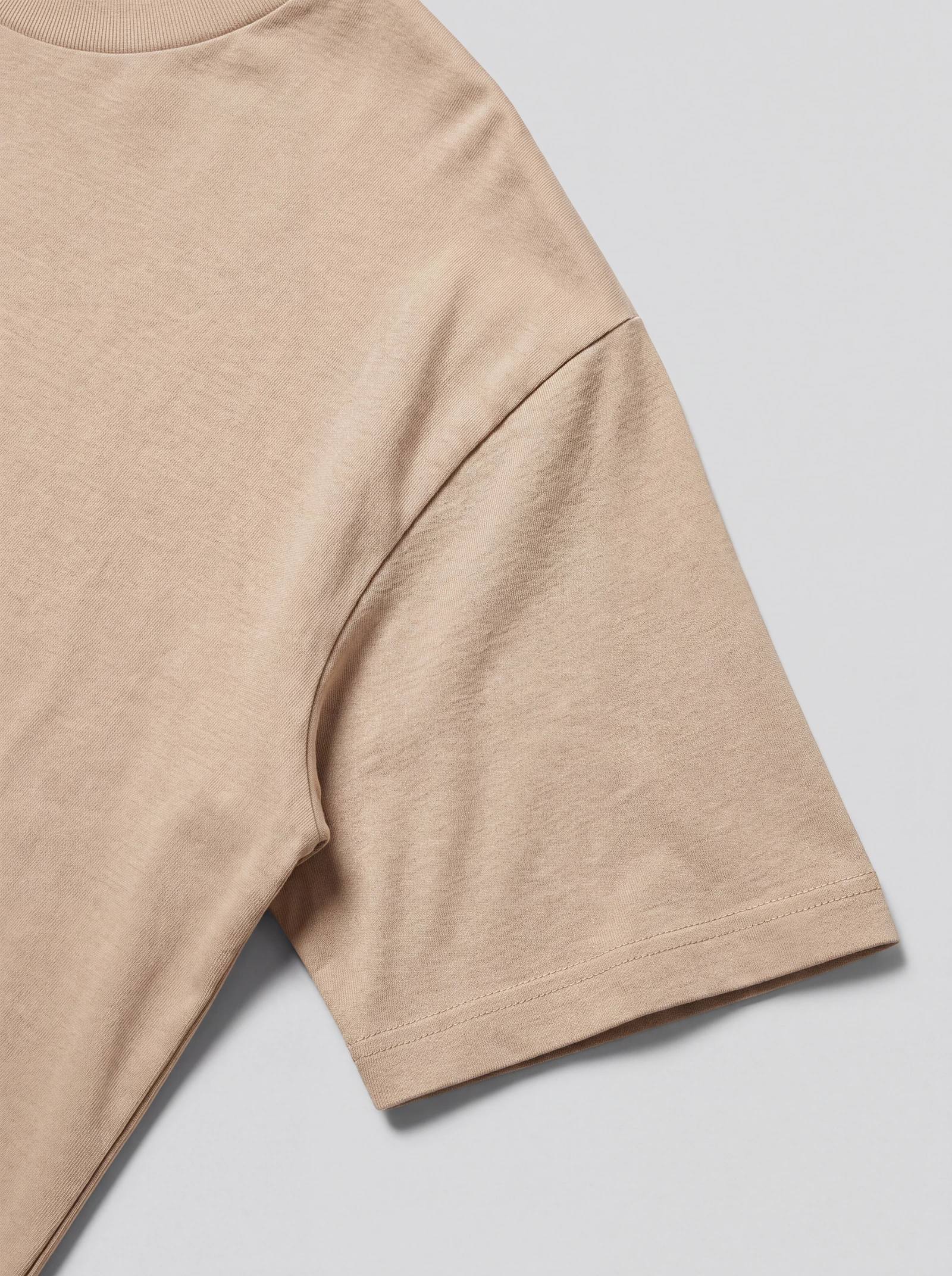 Camiseta Oversize Crema Oscuro — detalle: manga