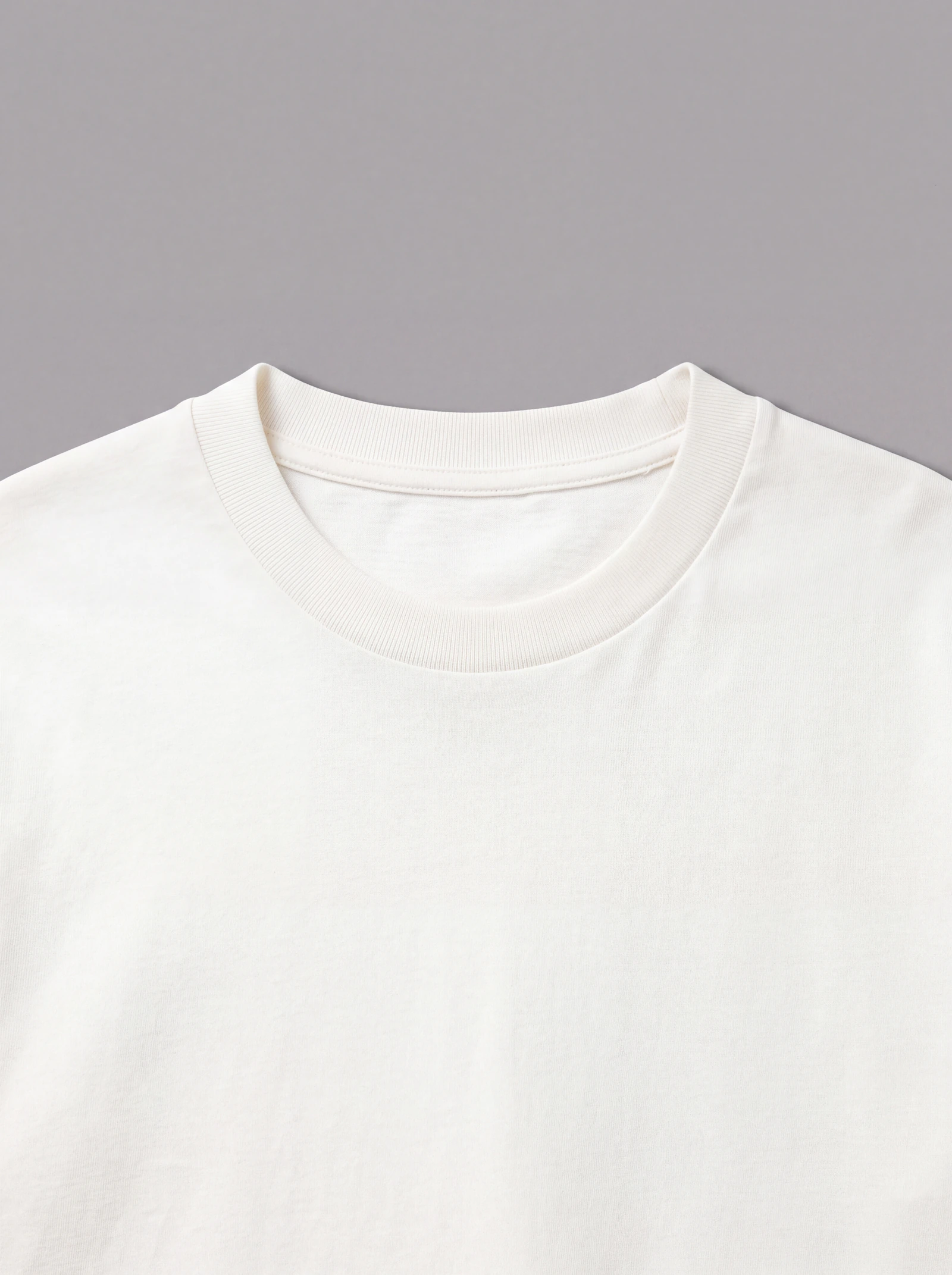 Camiseta Oversize Crudo — detalle: cuello