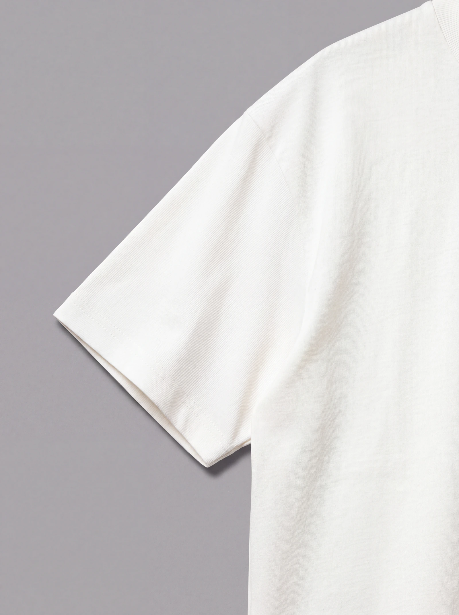 Camiseta Oversize Crudo — detalle: manga
