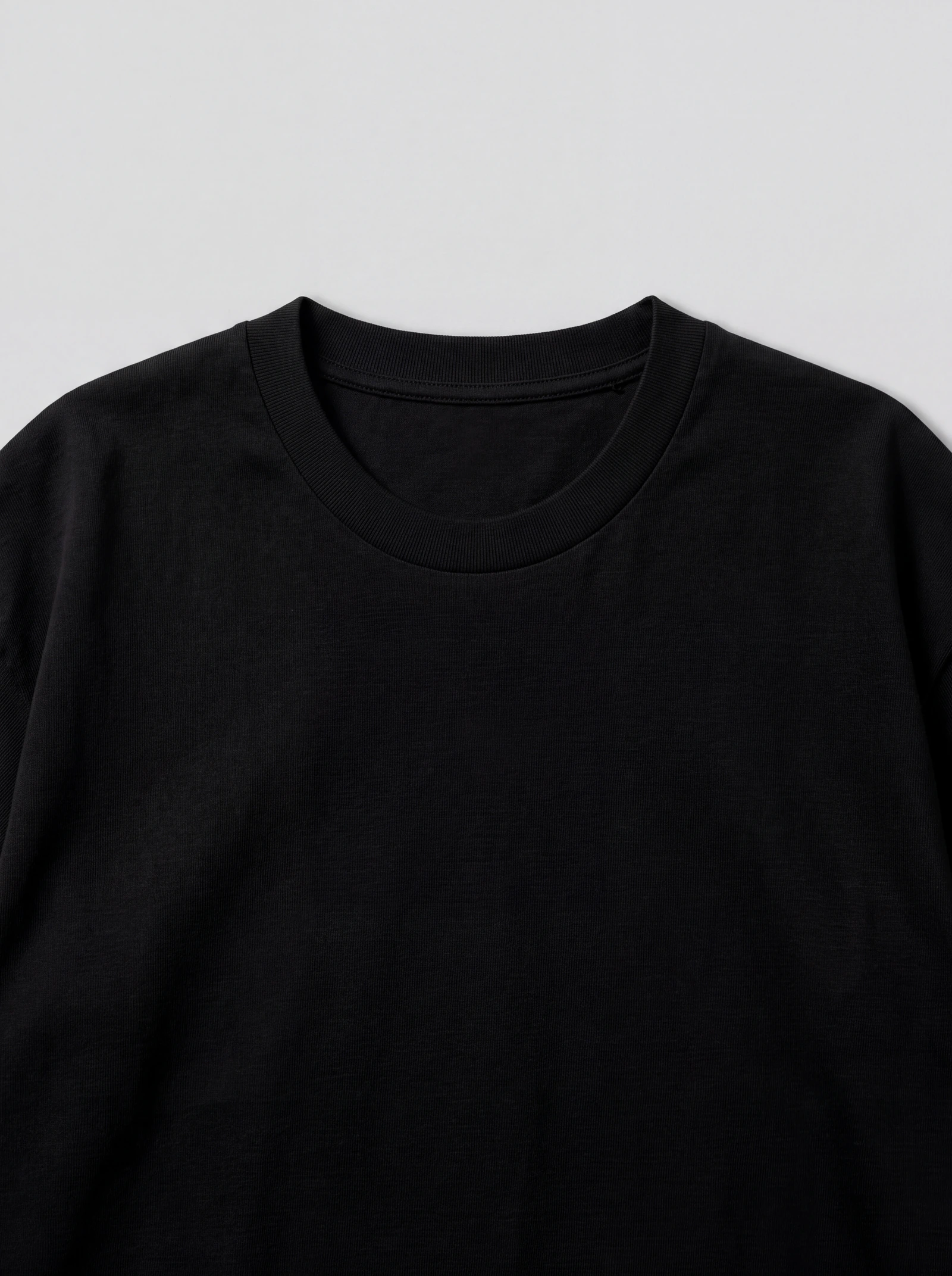 Camiseta Oversize Negro — detalle: cuello