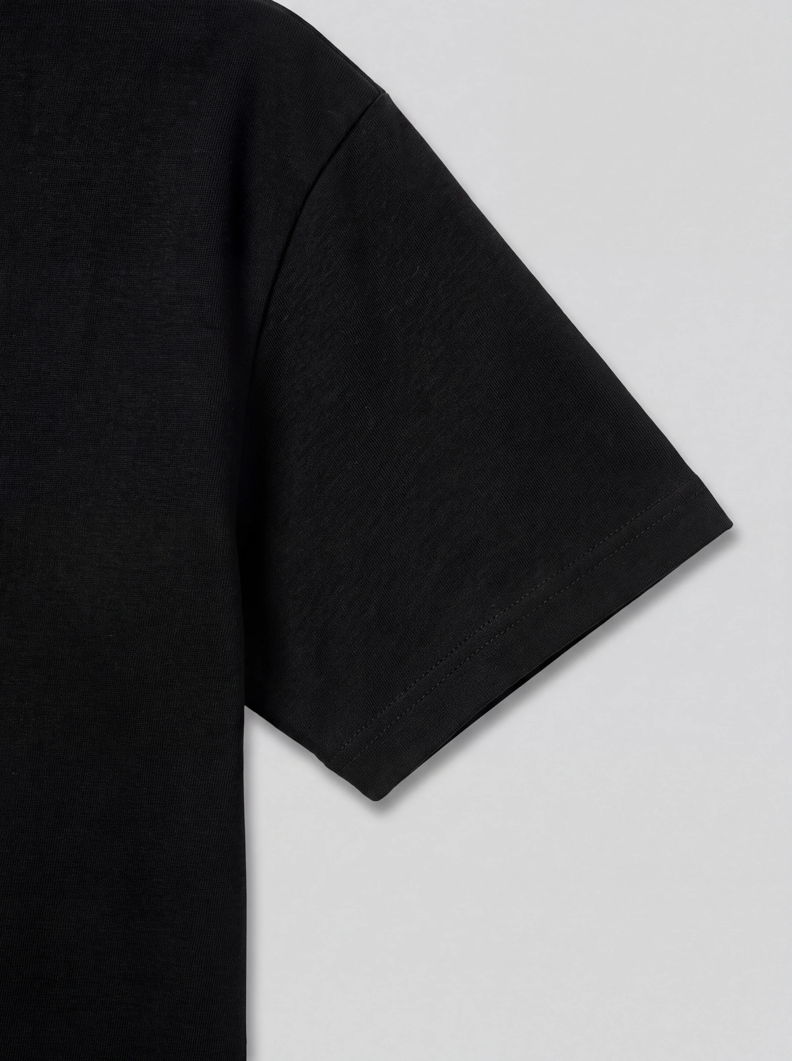 Camiseta Oversize Negro — detalle: manga