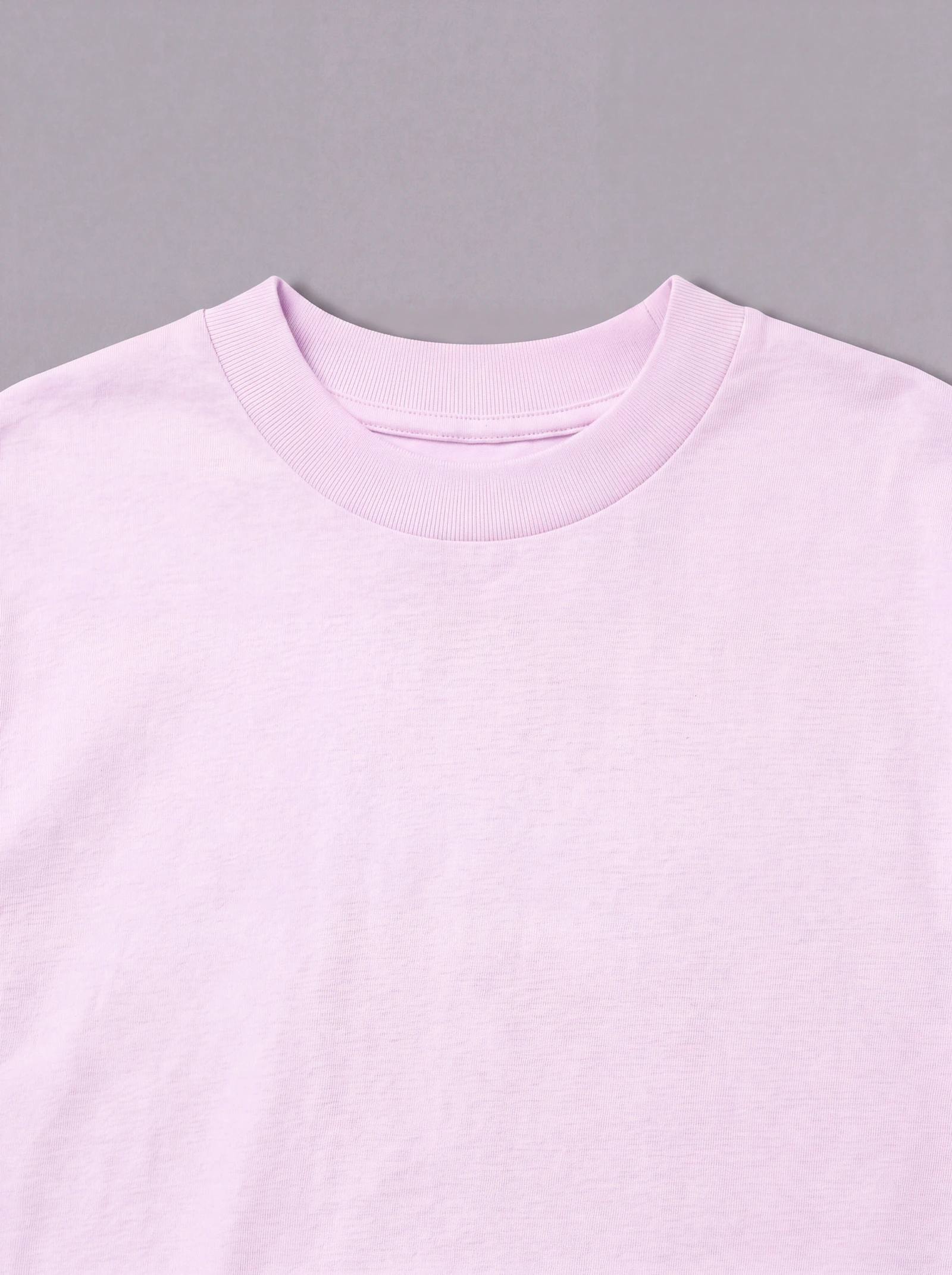 Camiseta Oversize Rosado — detalle: cuello
