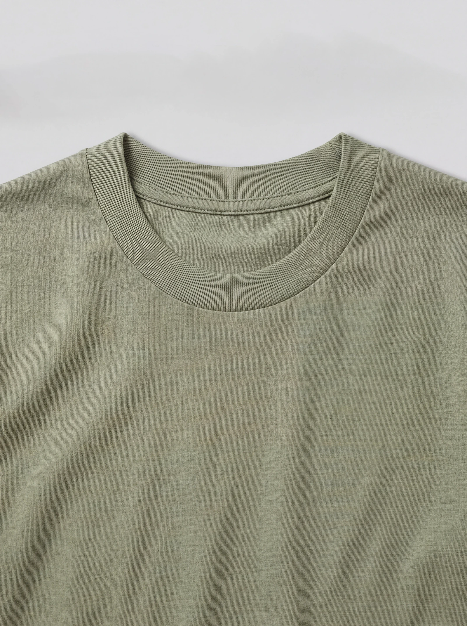 Camiseta Oversize Verde Claro — detalle: cuello