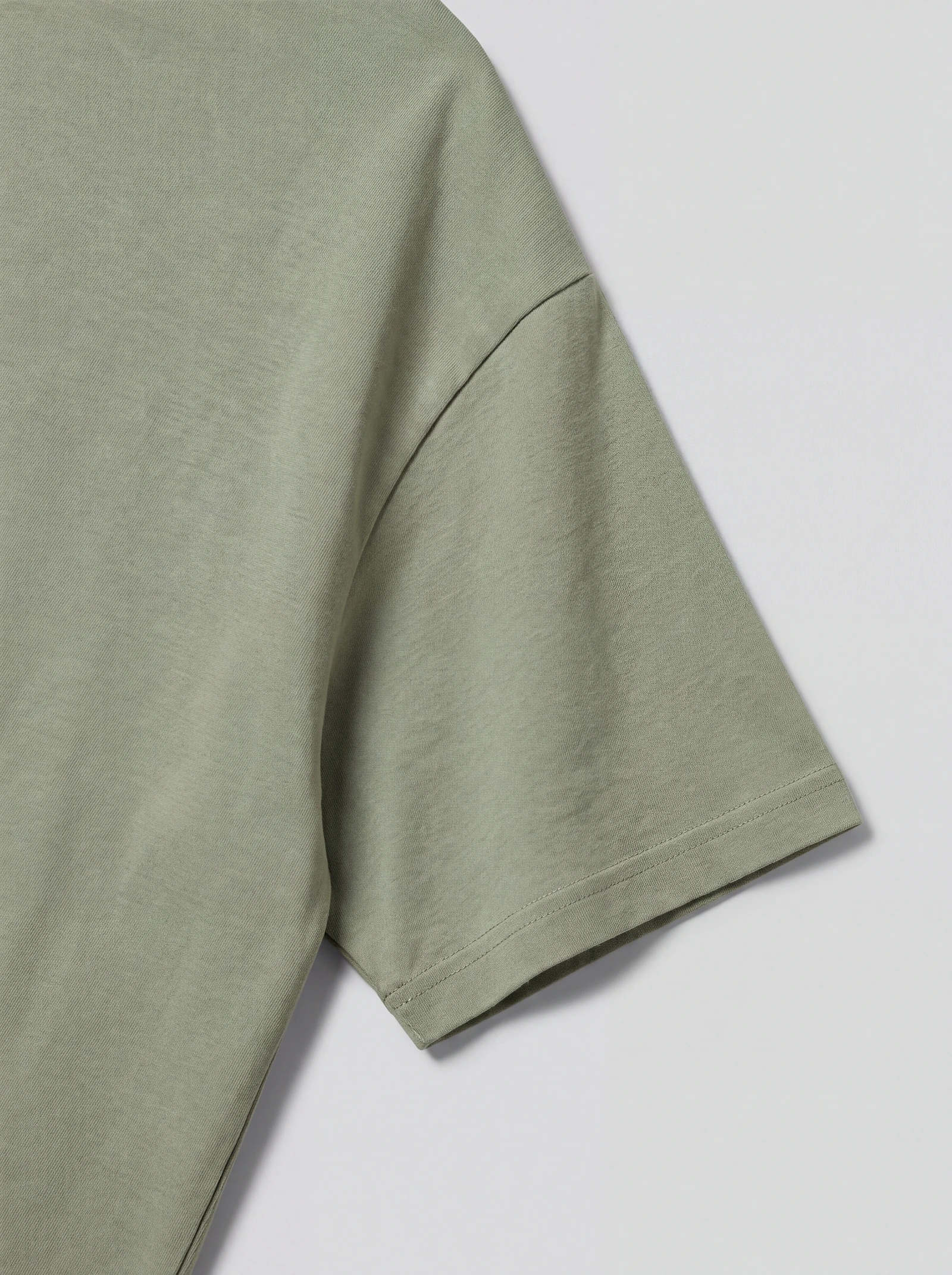 Camiseta Oversize Verde Claro — detalle: manga