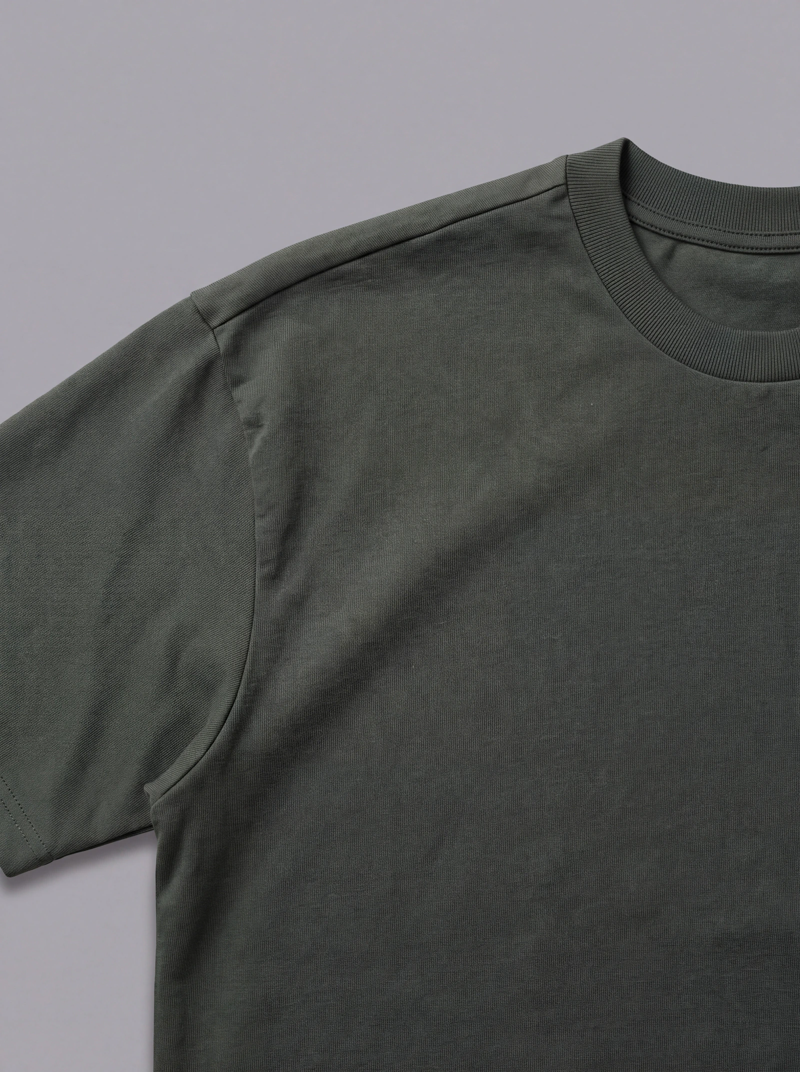 Camiseta Oversize Verde Militar — detalle: cuello