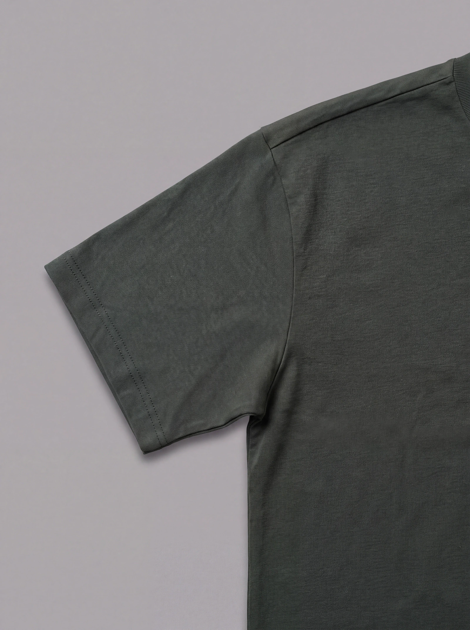 Camiseta Oversize Verde Militar — detalle: manga