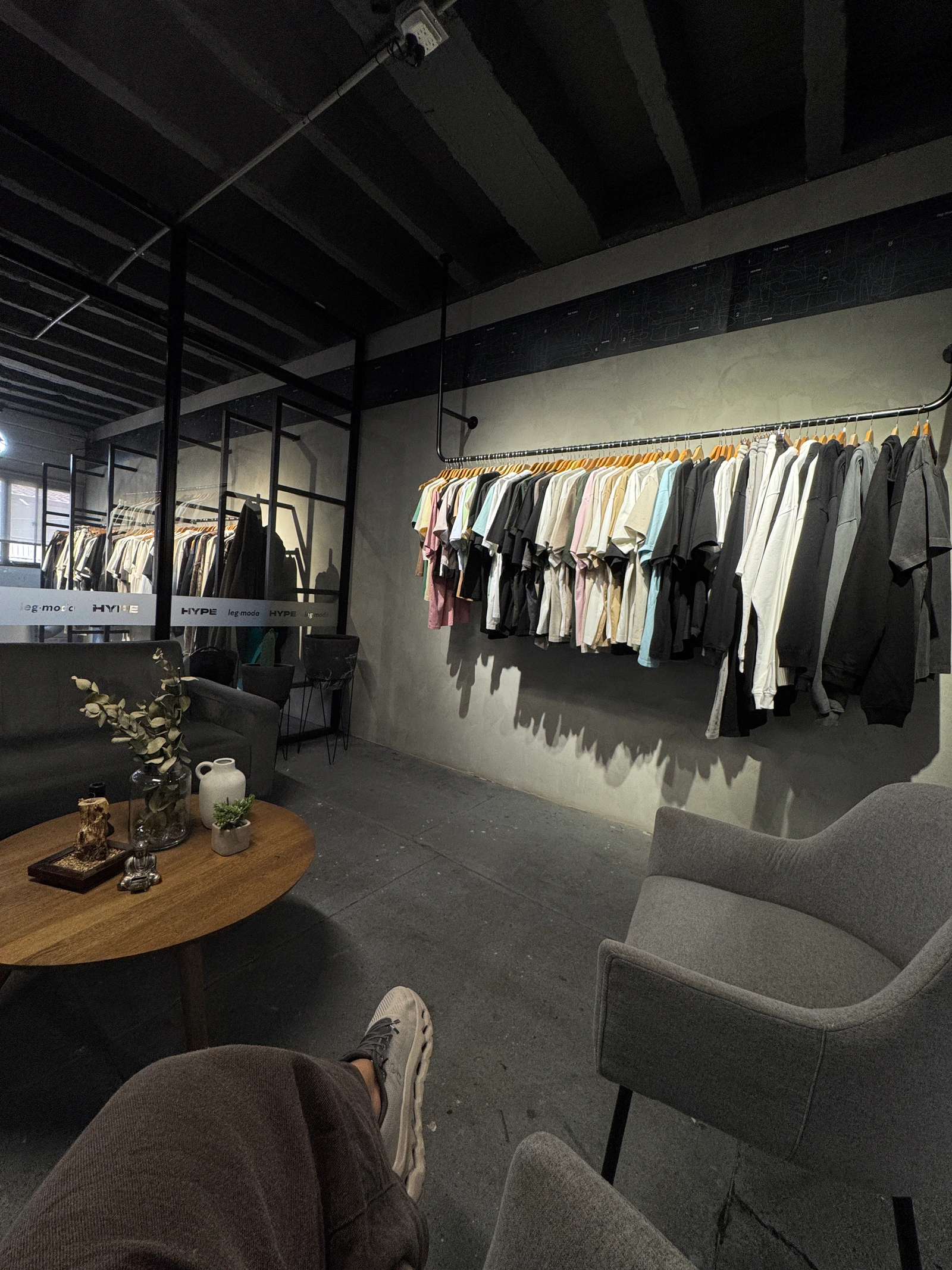 Interior de la tienda Classior con la percha de camisetas y el salón